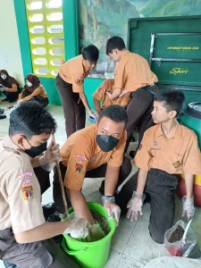 Pembuatan Kompos SMP 1 Bae Kudus
