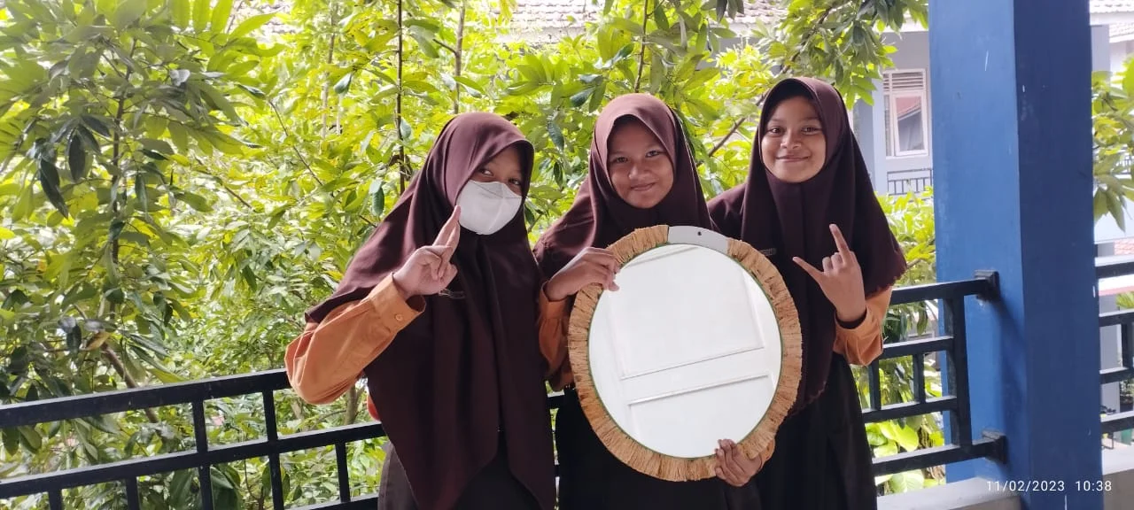 Pameran Hasil Karya Seni Siswa dari Daur Ulang Sampah Plastik SMP 1 BAE